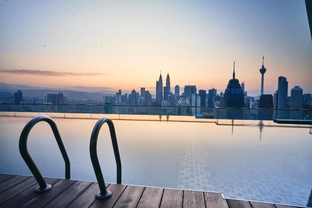 Regalia Suites Infinity Pool 쿠알라룸푸르 외부 사진